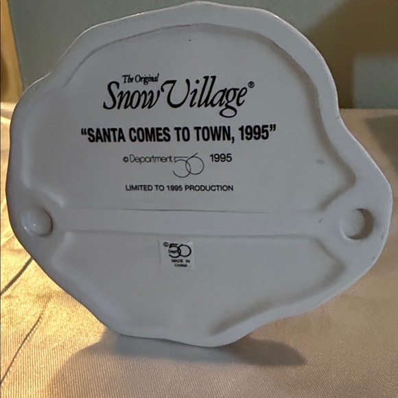 Dept 56 SANTA COMES TO TOWN, 1995 - Picture 5 of 5